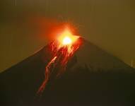 Imagen de archivo del pasado mes de agosto de la actividad eruptiva del volcán Sangay.