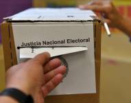 Una persona emite su voto para las elecciones presidenciales hoy, en Buenos Aires (Argentina).