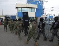 Policía Nacional y Fuerzas Armadas ingresando al Centro de Privación de Libertad Zonal 8.