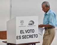 Ecuatoriano acude a votar en San Miguel del Común, en el norte de Quito, el 16 de noviembre de 2025.