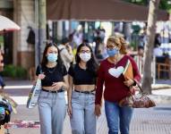 Personas caminando con mascarilla en Asunción.