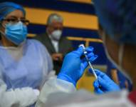 Personal de salud prepara una dosis de la vacuna contra la covid-19 en la Universidad Salesiana, en Quito (Ecuador).