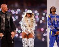 Inglewood (United States), 13/02/2022.- (L-R) Dr. Dre, Mary J. Blige and Snoop Dogg during the halftime show of Super Bowl LVI at SoFi Stadium in Inglewood, California, USA, 13 February 2022. The annual Super Bowl is the Championship game of the NFL between the AFC Champion and the NFC Champion and has been held every year since January of 1967. EFE/EPA/JOHN G. MABANGLO