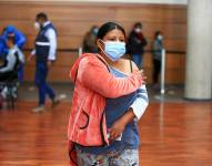 Una mujer reacciona luego de recibir una dosis de la vacuna contra la covid-19 en la Universidad de La Américas, hoy, en Quito (Ecuador).