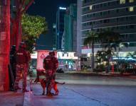 Integrantes de la Polícia de Ecuador custodian los exteriores del centro comercial en Guayaquil.