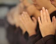 Imagen referencial para graficar a feligreses en una cadena de oración.