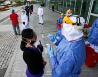 Personal de salud toma muestras para detectar la covid-19 en Quito (Ecuador), en una fotografía de archivo. EFE/José Jácome