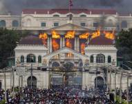 Fuertes manifestaciones por la prohibición de las redes sociales en Nepal dejan el Parlamento incendiado