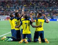 Los jugadores ecuatorianos celebran uno de los goles.