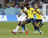 GR2157. DOHA (CATAR), 29/11/2022.- José Cifuentes (c) de Ecuador disputa un balón con Kalidou Koulibaly de Senegal hoy, en un partido de la fase de grupos del Mundial de Fútbol Qatar 2022 entre Ecuador y Senegal en el estadio Internacional Jalifa en Doha (Catar). EFE/ Esteban Biba
