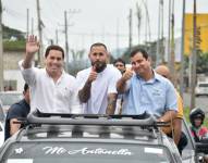 Chito Vera junto a su hermano Marlon Vera y el prefecto de Manabí, en un recorrido por Chone.