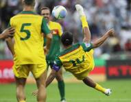Ronaldinho anotando un gol de tijera. (EFE)