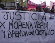 Personas sostienen un cartel durante una manifestación este 27 de septiembre de 2025, por el feminicidio de Brenda Loreley Del Castillo, Morena Verdi y Lara Morena Gutiérrez, en Buenos Aires.