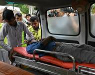 Personal de defensa civil realiza un simulacro de emergencia como parte de los simulacros nacionales de defensa civil en un mercado de Nueva Delhi el 7 de mayo de 2025, en medio de un aumento de la tensión fronteriza. India lanzó ataques con misiles contra su archirrival Pakistán en la madrugada del 7 de mayo, dos semanas después de culpar a Islamabad de un mortal ataque turístico en la parte india de la disputada Cachemira.