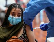 Joven recibe su dosis de vacuna en Quito.