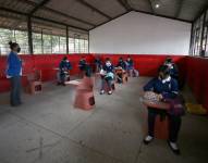 Estudiantes de la Unidad Educativa Agropecuaria Eduardo Salazar Gómez regresan a clases presenciales, tras 15 meses de clases virtuales, en la zona rural de Pifo, a las afueras de Quito (Ecuador).