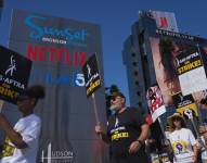 Personas que pertenecen al sindicato de actores de EE.UU. (SAG-AFTRA, en inglés) durante una protesta a las afueras de un estudio de cine de Los Ángeles, California, en una fotografía de archivo.