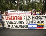 Los abogados de un grupo de los más de 200 migrantes venezolanos encarcelados en una cárcel de máxima seguridad en El Salvador, enviados a este país por el Gobierno de Donald Trump acusados de pertenecer a la banda criminal Tren de Aragua, presentaron este lunes 30 recursos de habeas corpus ante la Corte Suprema de Justicia (CSJ) en los que solicitan su liberación y repatriación.