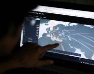 Fotografía de archivo del 27 de junio del 2017 que muestra una persona revisando posibles amenazas de ciberataques, en Estambul (Turquía). EFE/Erdem Sahin ARCHIVO