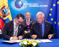 Foto del canciller del Ecuador, Gustavo Manrique firmando un acuerdo con Josep Borrell, alto representante de Relaciones Exteriores de la Unión Europea (UE) y el presidente de Ecuador, Guillermo Lasso. Imagen tomada el 17 de julio del 2023.