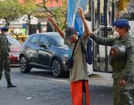 Integrantes de Las Fuerzas Armadas de Ecuador realizan operativos de control en la ciudad de Guayaquil (Ecuador).