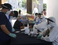 CARACAS.- Trabajadores de la salud realizan pruebas para detectar la COVID-19.