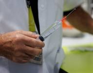 Imagen de una persona sosteniendo una jeringa con un químico, en referencia al procedimiento de castración química.