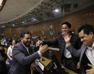 Otto Vera (izquierda) festeja tras la aprobación de la enmienda constitucional.