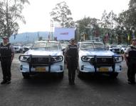 Fotografías de policías en un evento oficial.