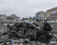 Vista de la plaza central de Járkiv, la segunda ciudad de Ucrania, tras bombardeos rusos, el 1 de marzo de 2022. (AP Foto/Pavel Dorogoy)