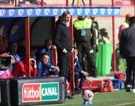 El seleccionador de Chile, Ricardo Gareca (c) reacciona ante Bolivia en un partido por las eliminatorias sudamericanas para el Mundial 2026.