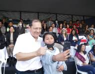 Alcalde de Quito Santiago Guarderas sufre aparatosa caída en medio de un evento