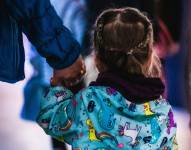 Imagen de una niña de espaldas, en referencia a una menor de seis años que fue deportada de Estados Unidos a Ecuador.