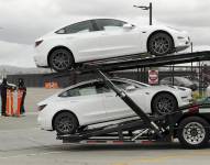 Fotografía de archivo de un camión transportador que lleva vehículos eléctricos mientras sale de la fábrica en Fremont, California, EE. UU., el 12 de mayo de 2020.