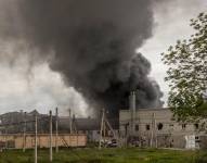Fotografía de archivo de una columna de humo, tras el impacto de un misil ruso en la entrada de la ciudad de Járkov (Ucrania). EFE/Esteban Biba
