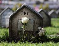 Imagen de una tumba del cementerio de San Diego en el Centro Histórico de Quito, durante el Día de los Difuntos el 2 de noviembre de 2025.