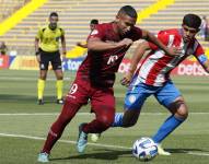 AMDEP918. BOGOTÁ (COLOMBIA), 31/01/2023.- Thiago Servin (d) de Paraguay disputa un balón con Brayan Alcocer de Venezuela hoy, en un partido de la fase final del Campeonato Sudamericano Sub'20 entre las selecciones de Paraguay y Venezuela en el estadio de Techo en Bogotá (Colombia). EFE/ Carlos Ortega