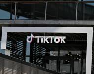Archivo del el logo de TikTok en las afueras sus oficinas en Los Ángeles