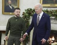 El presidente de los Estados Unidos, Joe Biden (D), sostiene una reunión bilateral con el presidente de Ucrania, Volodymyr Zelensky (I), el 21 de diciembre de 2022 en Washington.