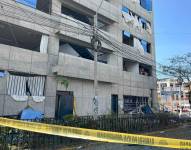 Fotografía donde se observa la sede de la Fiscalía afectada por la detonación de un explosivo este lunes, en la ciudad de Trujillo (Perú).