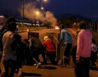 Manifestantes se enfrentaron el miércoles con la policía durante las protestas en la localidad de Saquisilí (Ecuador).