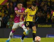 Layan Loor y Joaquín Valiente, jugador de ambos clubes disputando el balón.
