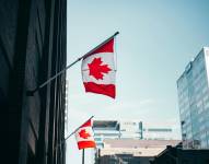Foto de banderas canadienses en un edificio. Imagen referencial a estudios universitarios en Canadá.