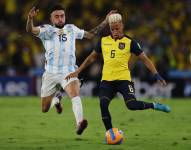 Byron Castillo, jugador de Ecuador (amarillo) disputa el balón contra Nicolás Otamendi (Argentina)