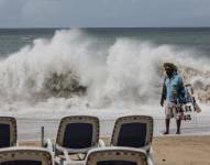 Fotografía del alto oleaje en playas de Acapulco, en el estado de Guerrero (México). Imagen de archivo. EFE/David Guzmán