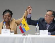 El presidente electo de Colombia, Gustavo Petro, a la derecha, y su compañera de fórmula, Francia Márquez, se dan la mano durante una ceremonia que certifica su victoria electoral, en Bogotá, Colombia, el jueves 23 de junio de 2022.