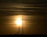 Esta fotografía muestra postes de distribución de energía eléctrica durante un corte de energía masivo que afectó a toda la península Ibérica y el sur de Francia, cerca de Sevilla, el 28 de abril de 2025.