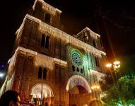 Seis mil faroles iluminaban desde la glorieta del parque Calderón hasta la plazoleta de Santo Domingo, en el centro de Cuenca.