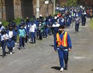 Estudiantes de un colegio en el Valle de los Chillos son evacuados hoy durante un simulacro de erupción volcánica, en Quito.