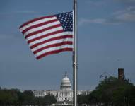 El Capitolio de EE.UU. es visto mientras las banderas ondean a media asta en el Monumento a Washington tras la muerte del Papa Francisco, el 21 de abril de 2025, en Washington, DC.